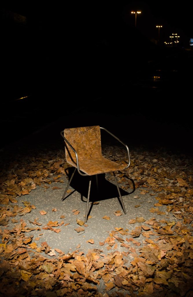 стулья из опавших листьев