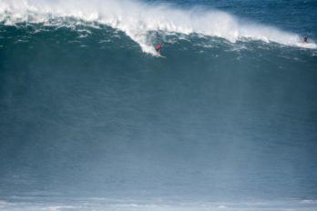 Видео: Сёрферы покоряют грандиозные волны в Португалии