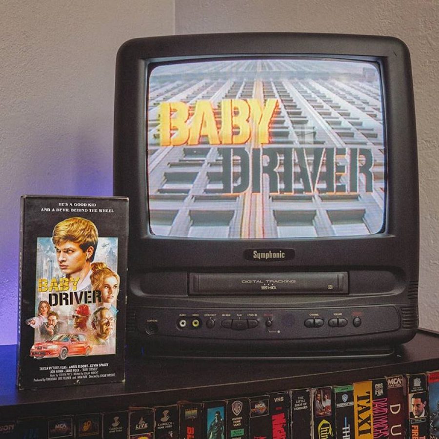 Дизайнер превращает обложки современных фильмов в VHS кассеты в стиле 80-х